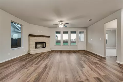 Living - 525 Smith Rd, Springtown, TX 76082 photo 3 of 4
