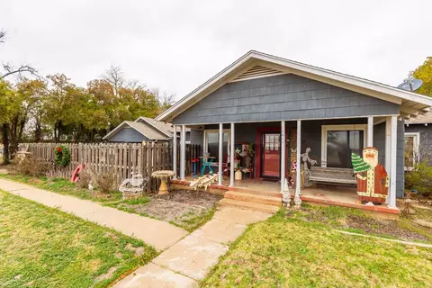 1411 W Main St, Munday, TX 76371