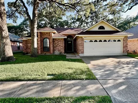 1021 Hunter Ridge Dr, Arlington, TX 76013
