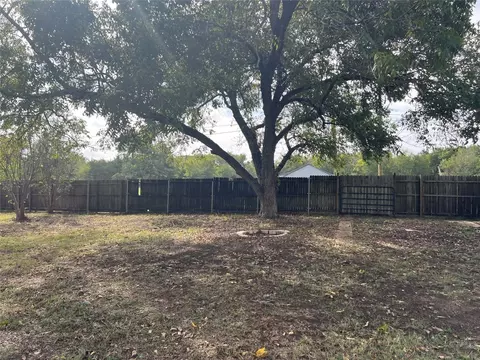 823 E Jackson St, Paris, TX 75460 photo 2