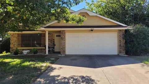 5912 Cimarron Trl, Haltom City, TX 76148
