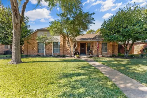 310 Trail View Ln, Garland, TX 75043