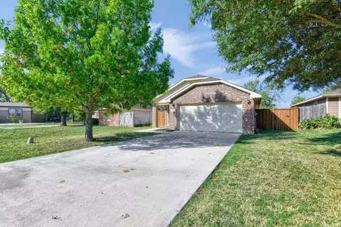 202 Candlewood Cir, Gainesville, TX 76240