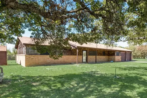 1105 Overhill Dr, Cleburne, TX 76033