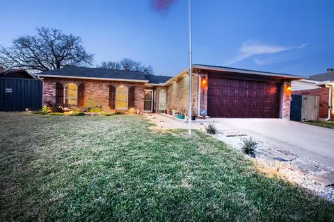 3809 Walnut Dr, Bedford, TX 76021