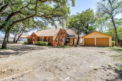 208 N Stewart St, Azle, TX 76020