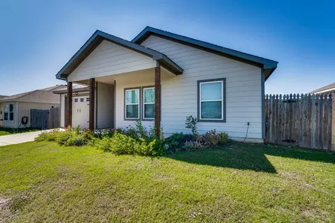 319 Blakney St, Cleburne, TX 76031 photo 3