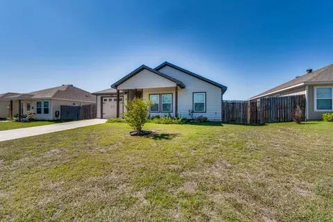319 Blakney St, Cleburne, TX 76031 photo 4