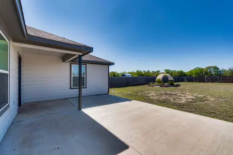 319 Blakney St, Cleburne, TX 76031 photo 8