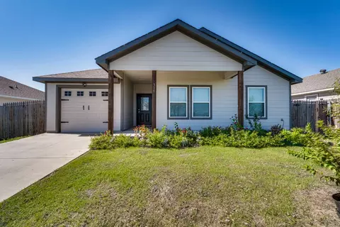 319 Blakney St, Cleburne, TX 76031 photo 2