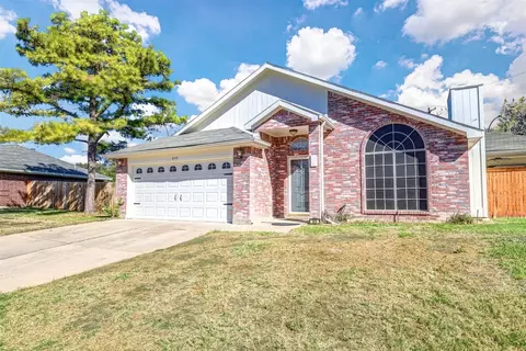 849 Packard Dr, Arlington, TX 76001
