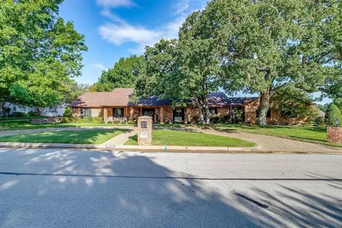 100 Meandering Ln, Burleson, TX 76028