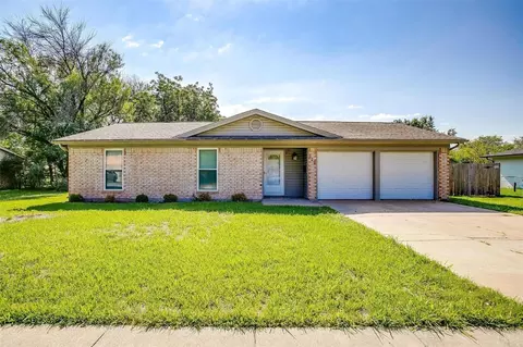 629 Lynnewood Ave, Burleson, TX 76028