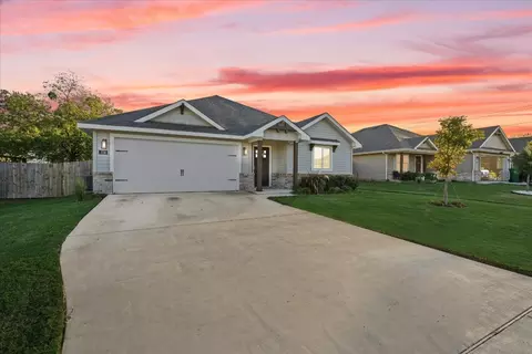 104 Arrowhead Dr, Sanger, TX 76266