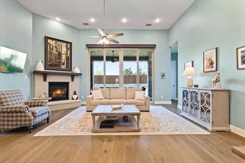 2810 Deerwood Ct, Sherman, TX 75092
