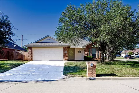 517 Bluebonnet Dr, Burleson, TX 76028