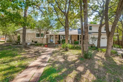 621 Circleview Dr S, Hurst, TX 76054