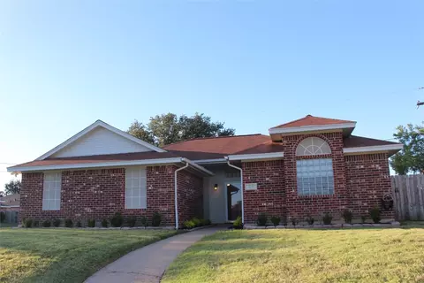 525 Bluebonnet Ct, Burleson, TX 76028
