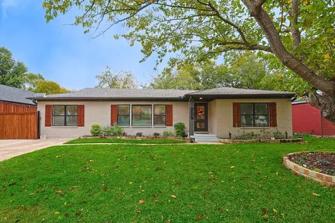 1327 S Pine St, Grapevine, TX 76051