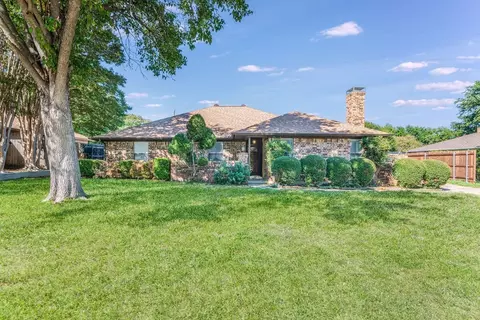 229 NE Shady Oaks Dr, Burleson, TX 76028
