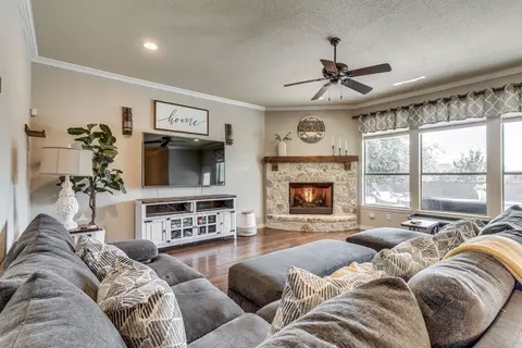 319 Covington Ln, Ovilla, TX 75154