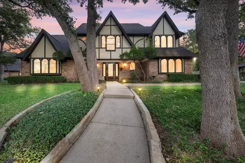 5202 Hidden Oaks Ct, Arlington, TX 76017
