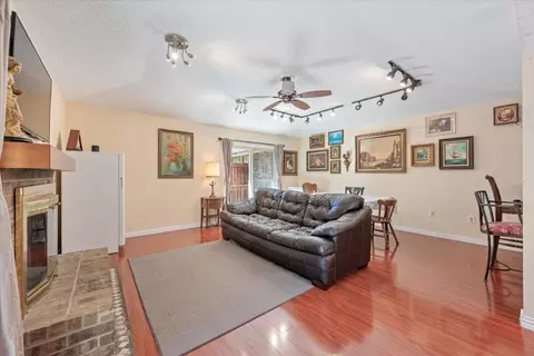 11 Park Ln, Bedford, TX 76021