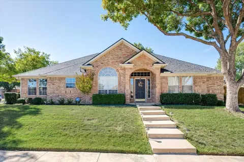 7301 Oak Ridge Dr, North Richland Hills, TX 76182