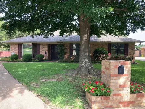 2810 Venture Cir, Denison, TX 75020