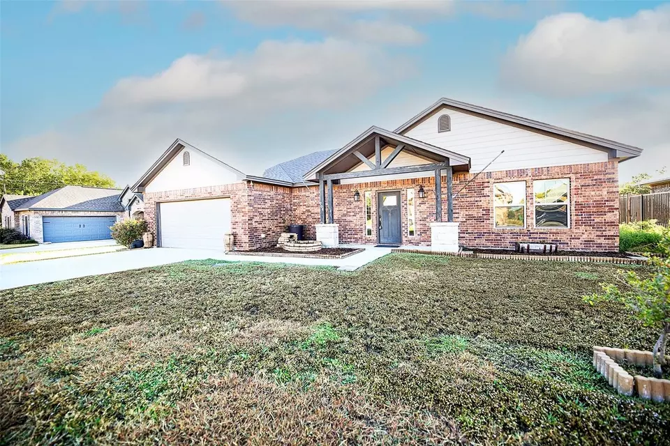 709 Meadow Ln, Bowie, TX 76230 | 37 Photos - Movoto