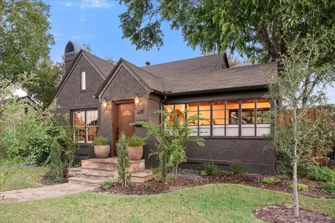 2218 Carnes St, Dallas, TX 75208