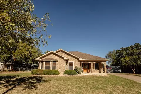 305 Henrietta St, Nocona, TX 76255
