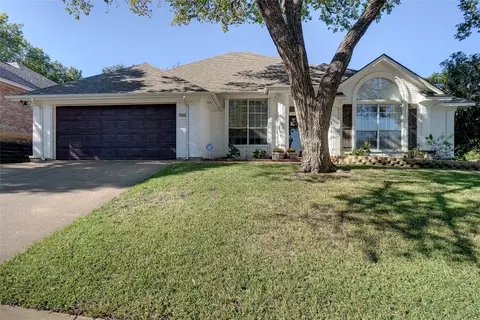 700 Jonathan Dr, Euless, TX 76040