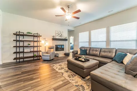 612 Woodridge Dr, Oak Point, TX 75068
