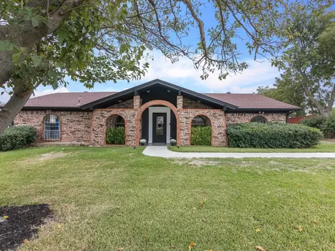 2416 Kings Country Dr, Irving, TX 75038