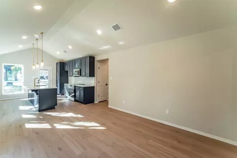 608 E Brown St, Cleburne, TX 76031 photo 7