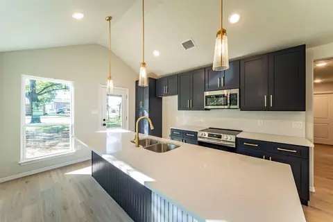 608 E Brown St, Cleburne, TX 76031 photo 3