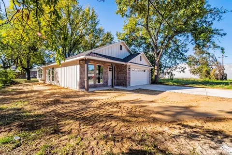 608 E Brown St, Cleburne, TX 76031