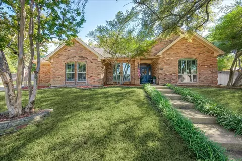 2208 Edgewater Ct, Bedford, TX 76021