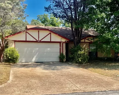 1915 Lost Creek Dr, Arlington, TX 76006