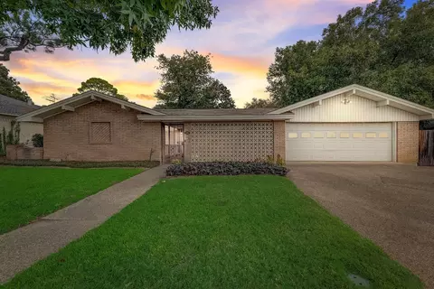 208 Plainview Dr, Hurst, TX 76054