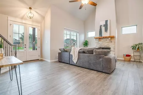 1719 Lakeway Dr, Cleburne, TX 76033