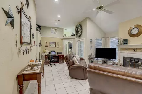 1154 Meadow Park Ln, Grand Prairie, TX 75052