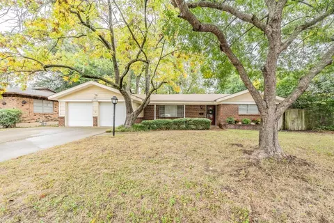 1120 Hurstview Dr, Hurst, TX 76053