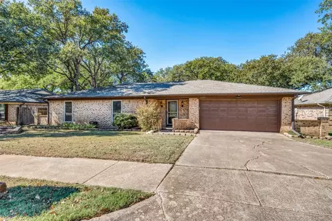 2915 Spring Oaks Ct, Bedford, TX 76021