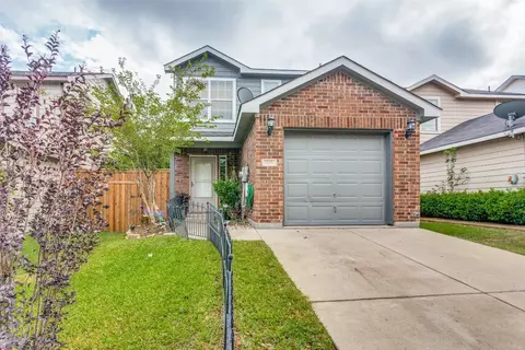 825 Village Point Ln, Fort Worth, TX 76108