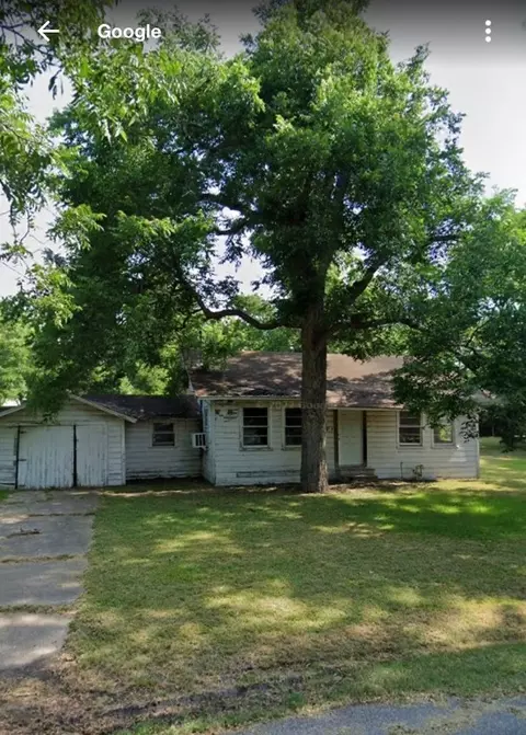 909 E 10th St, Bonham, TX 75418