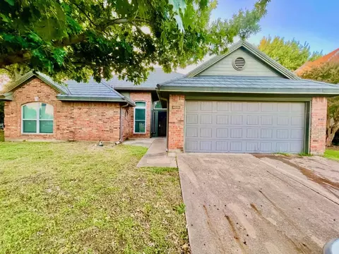 4551 Queenswood Dr, Grand Prairie, TX 75052