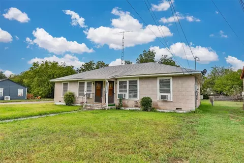 401-403 N Howeth St, Gainesville, TX 76240
