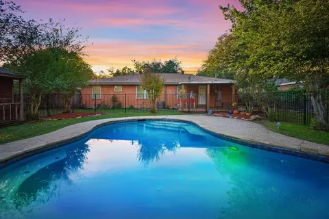 1011 Park Center St, Benbrook, TX 76126